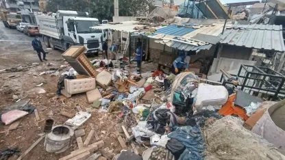 Mersin’de bir evden 10 kamyon çöp çıkarıldı