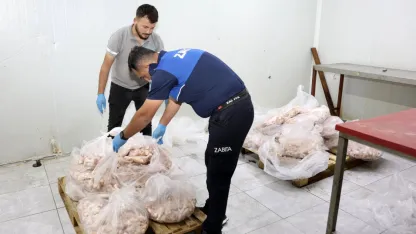 Antalya'da son kullanma tarihi geçmiş 25 ton tavuk ürünü imha edildi