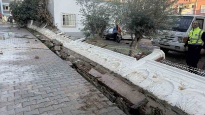 Su basan sitenin istinat duvarı yıkıldı