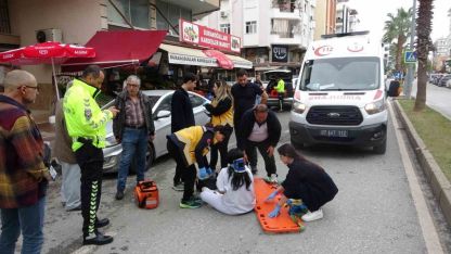 Aracın açılan kapısına çarpan motosikletteki 2 kişi yaralandı