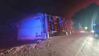 Devrilen tırın sürücüsü hayatını kaybetti