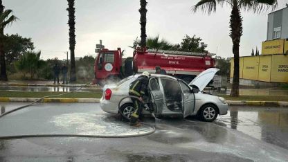 Antalya’da seyir halindeki otomobil bir anda alev topuna döndü, sürücü kendini dışarıya attı