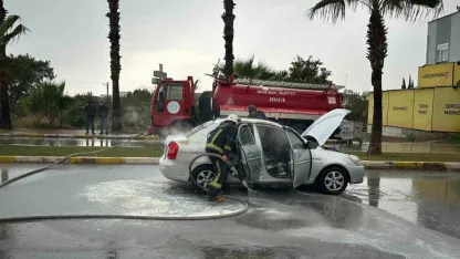 Antalya’da seyir halindeki otomobil bir anda alev topuna döndü, sürücü kendini dışarıya attı