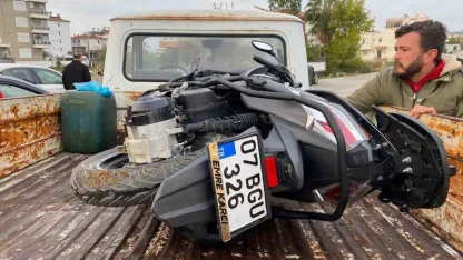 Antalya’da otomobil ve motosiklet çarpıştı: 2 yaralı