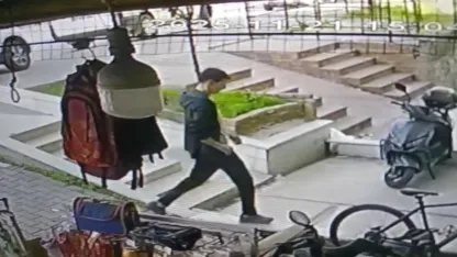 Apartmana eli boş girdi, dışarıya altında akrobasi bisikleti ve çantayla çıktı