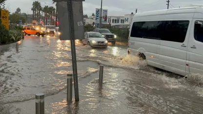 Bodrum'da sağanak; 1 evi su bastı, yollar göle döndü