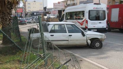 Serik’te yoldan çıkan otomobil bariyerlere çarparak durabildi