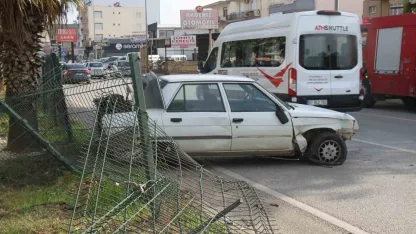 Serik’te yoldan çıkan otomobil bariyerlere çarparak durabildi