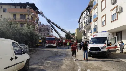 Anne ve çocuklarını kapıyı kırarak çıkardılar