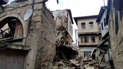 Daha önce yangında zarar gören eski bina yağışlı havada çöktü