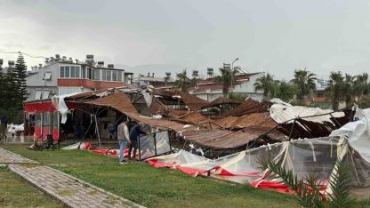 Akdeniz’de hortum kıyı şeridini vurdu: İş yerleri ve evler zarar gördü