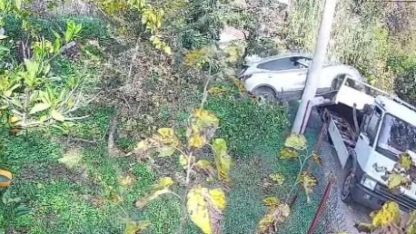 Çekiciye yüklenirken geri viteste unutulan araç rampadan uçtu: 2 yaralı