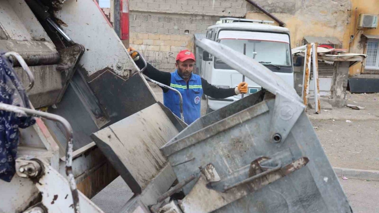 Akdeniz’de çöp konteynerleri yıkanıp dezenfekte ediliyor