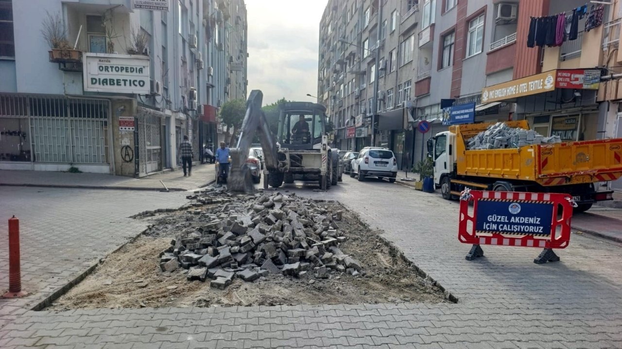 Akdeniz’de sokak yenileme çalışmaları sürüyor