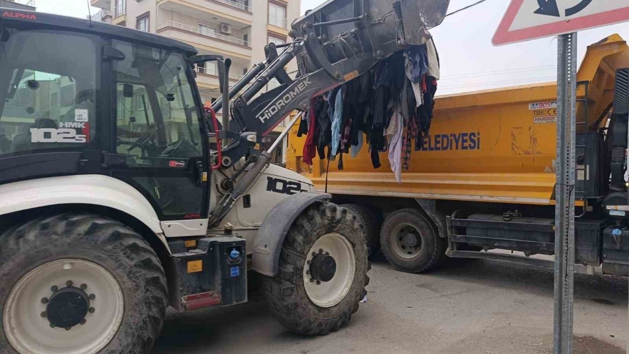Akeniz’de caddeye dökülen tekstil atıkları kısa sürede temizlendi