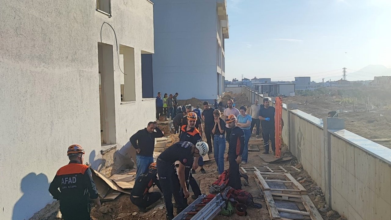 Aksu&#039;da 5 metrelik çukura düşen vatandaş kurtarıldı