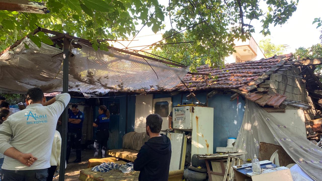 Aksu&#039;da imar yolu üzerine yapılan kaçak yapı yıkıldı