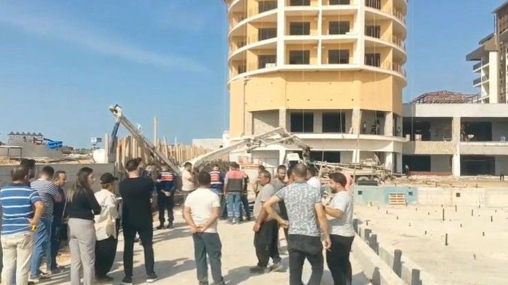 Alanya’da otel inşaatında yan yatan beton mikserin kolu işçiye çarptı: 1 ölü