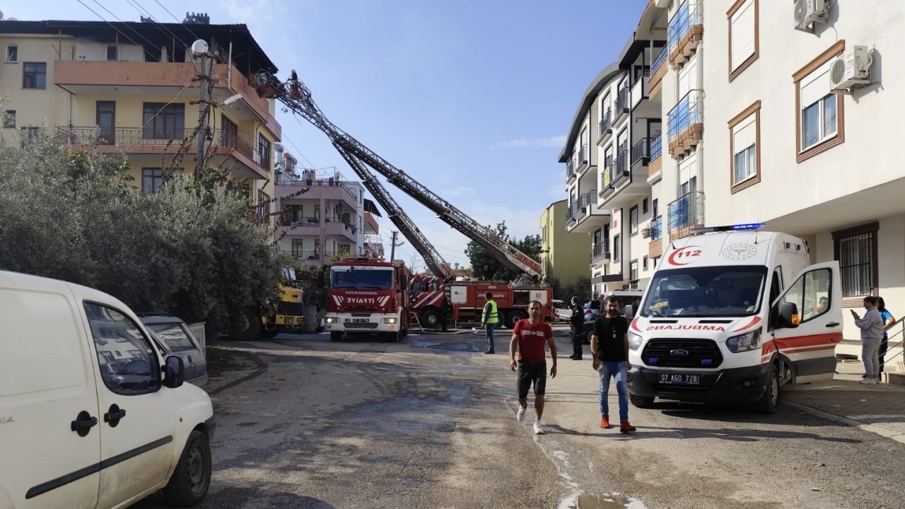 Anne ve çocuklarını kapıyı kırarak çıkardılar