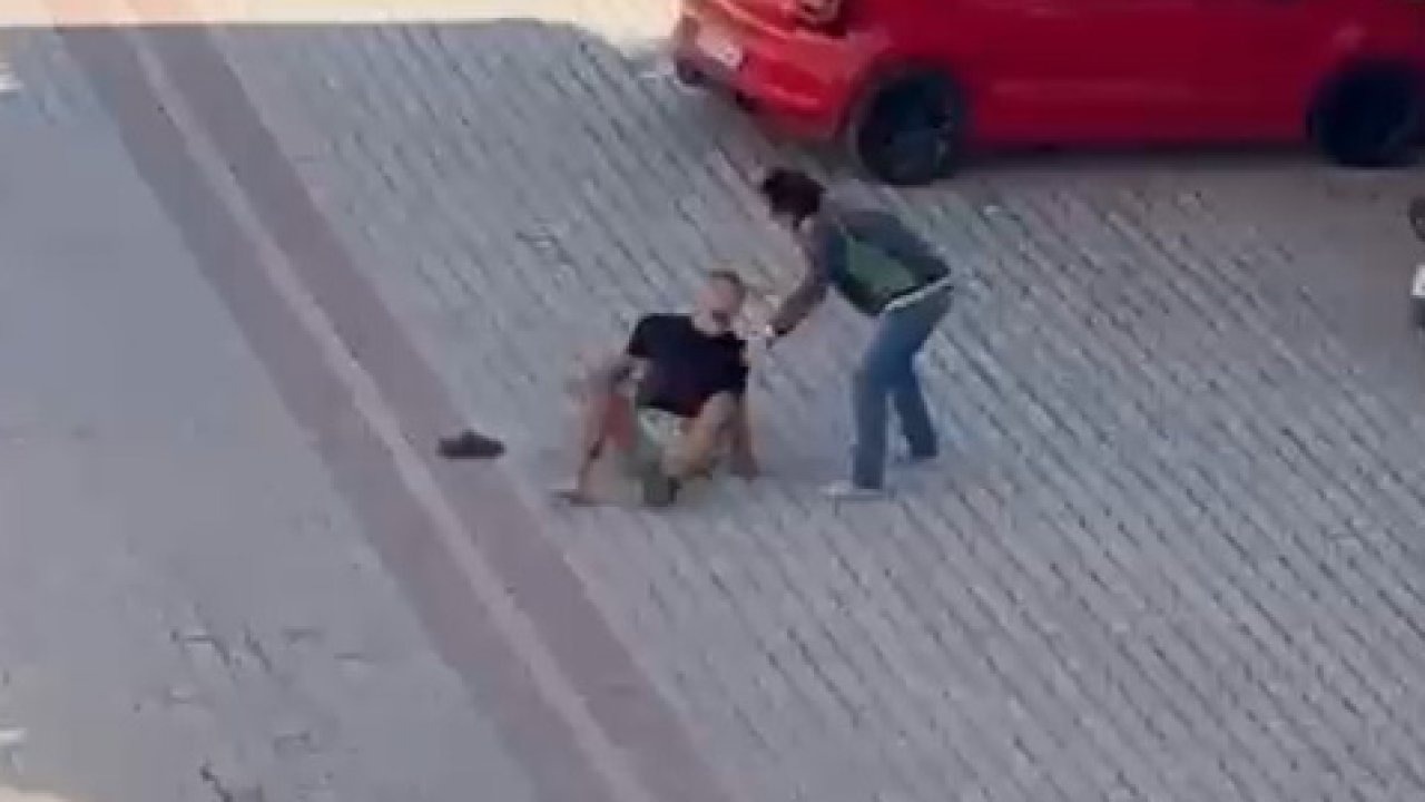 Annesiyle gönül ilişkisi olan kişiyi 22 bıçak darbesiyle öldürdü