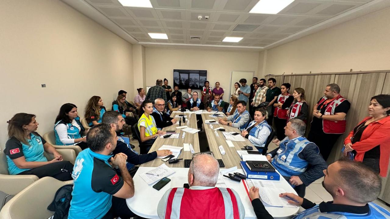 Antalya Eğitim ve Araştırma Hastanesi’nde Gerçeğini Aratmayan Afet Tatbikatı: İklim Değişikliğine Bağlı Aşırı Sıcak Hava Dalgası ve Oksijen Patlaması Senaryosu Başarıyla Yönetildi