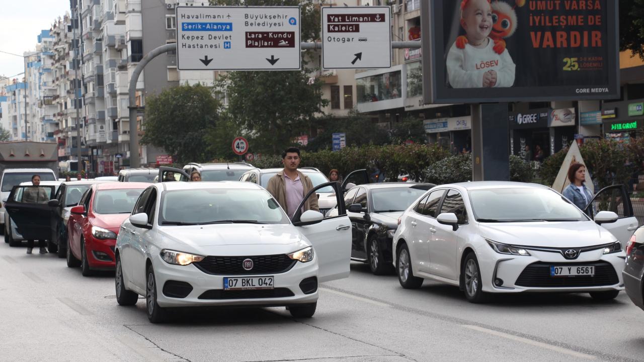 Antalya’da 09.05’te Hayat Durdu: Antalyalılar Ata’sını Saygıyla Andı