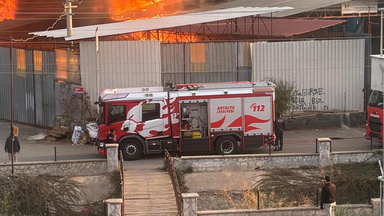 Antalya&#039;da ahşap presleme ve üretme atölyesinde yangın