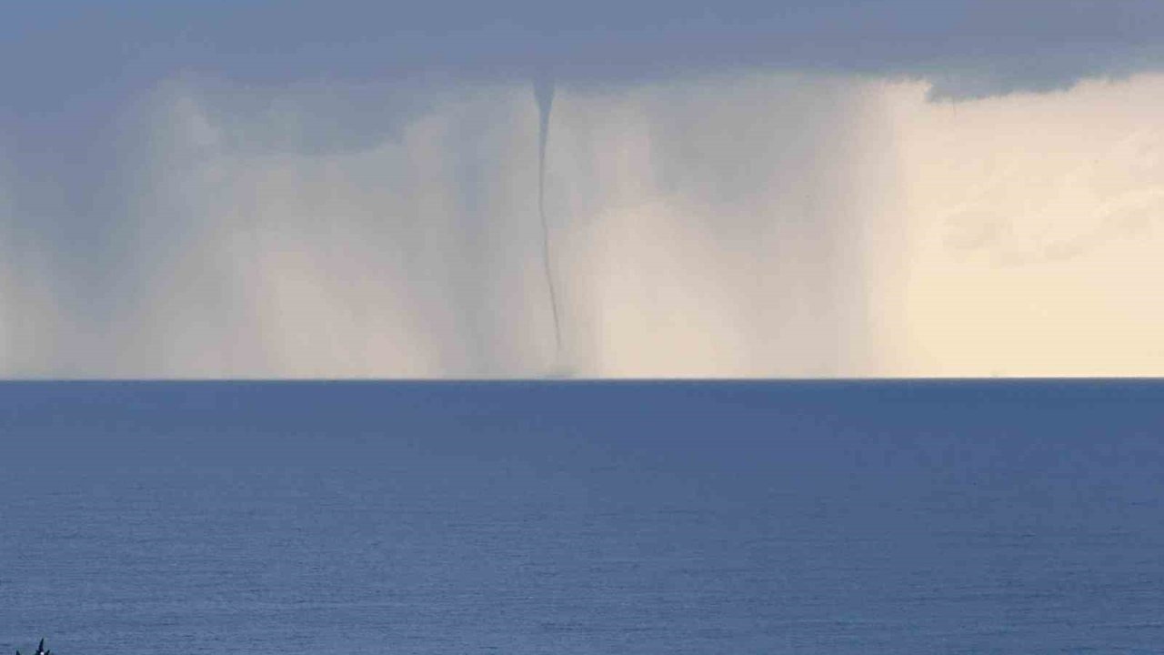 Antalya’da ardı ardına çıkan hortumlar kamerada