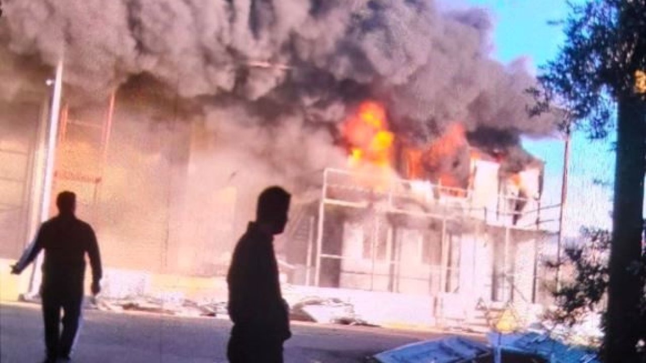 Antalya&#039;da bahçe mobilyaları deposu alev alev yandı