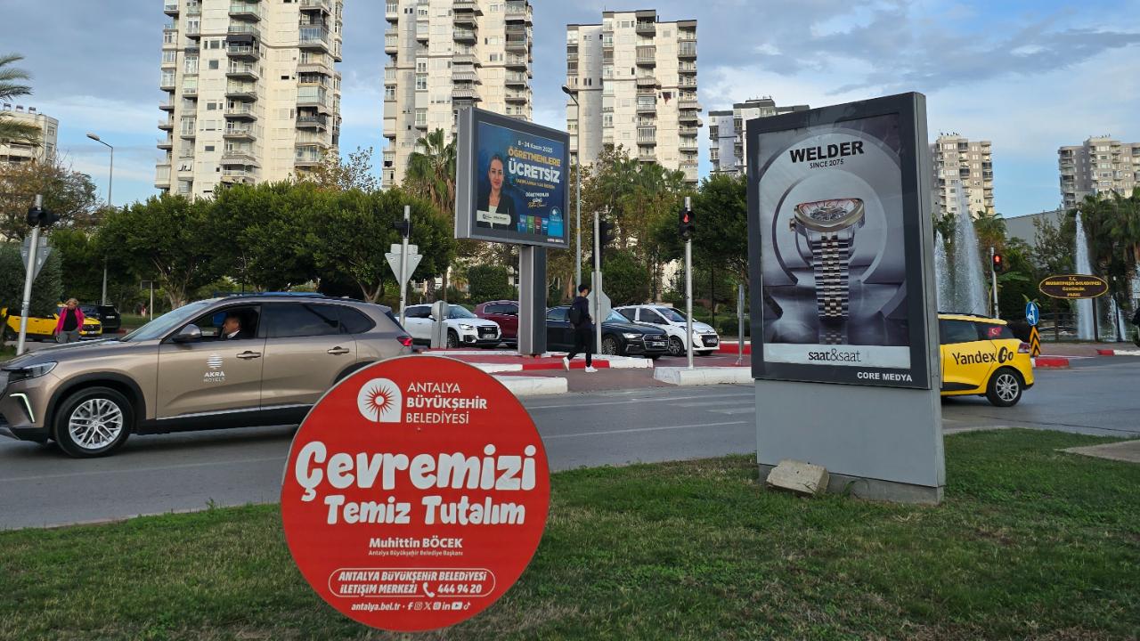 Antalya’da Damnatio Memoriae: Muhittin Böcek’in adı silinirken Büşra Özdemir öne mi çıkıyor?