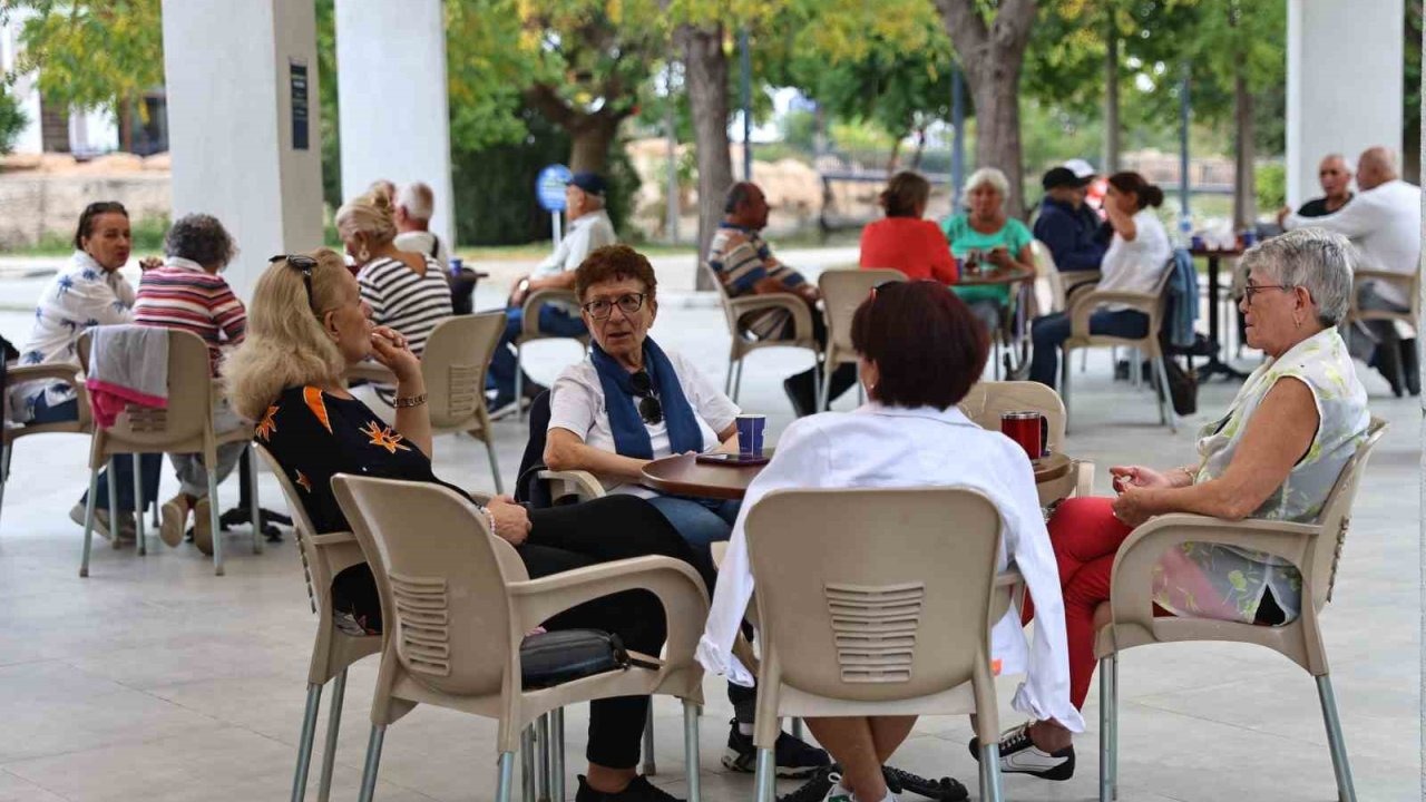 Antalya’da emekli kahveleri ilgi görüyor