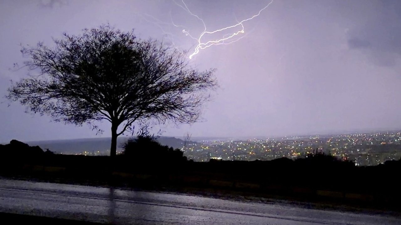 Antalya&#039;da geceyi şimşekler aydınlattı