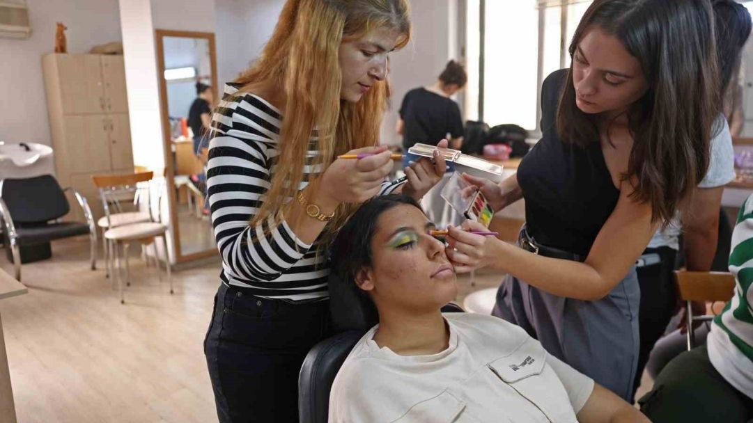 Antalya’da görenleri ‘korkutan’ makyaj