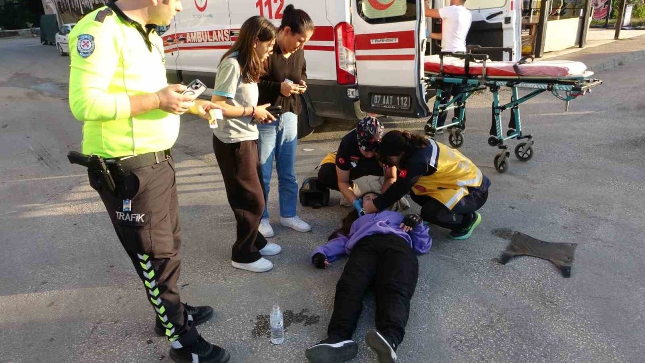 Antalya’da otomobille çarpışan motosikletin sürücüsü yola savrularak yaralandı