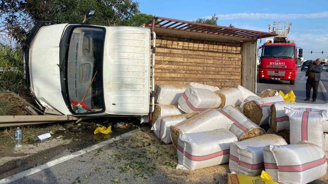 Antalya’da saman yüklü kamyonet devrildi, yol trafiğe kapandı