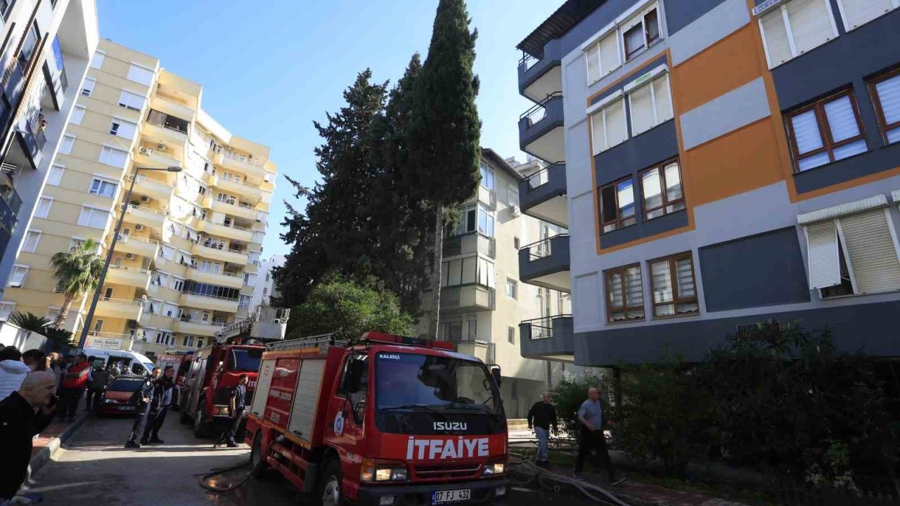 Antalya’da teras katta çıkan yangın paniğe neden oldu