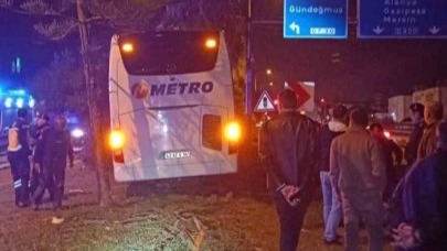 Antalya’da yolcu otobüsü refüjdeki ağaç ve aydınlatma direğine çarptı: 3 yaralı