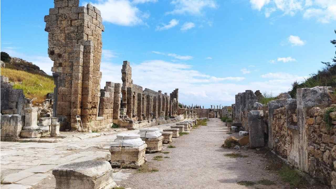 Antalya’nın tarihi hazinesi sonbaharda büyülüyor