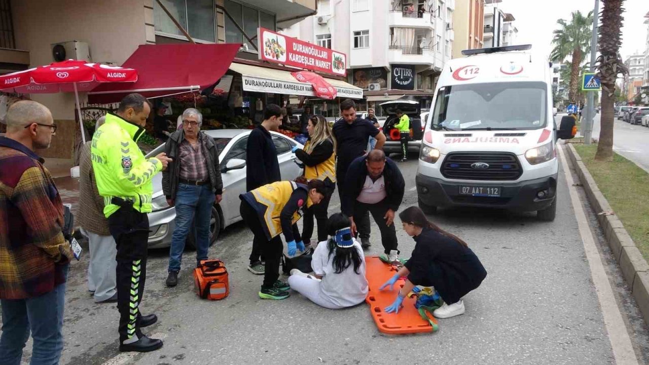 Aracın açılan kapısına çarpan motosikletteki 2 kişi yaralandı