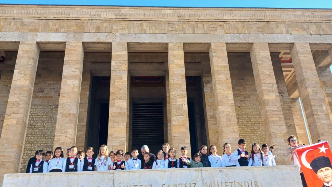 Bedriye Bileydi İlkokulu öğrencileri Ata’nın huzurunda