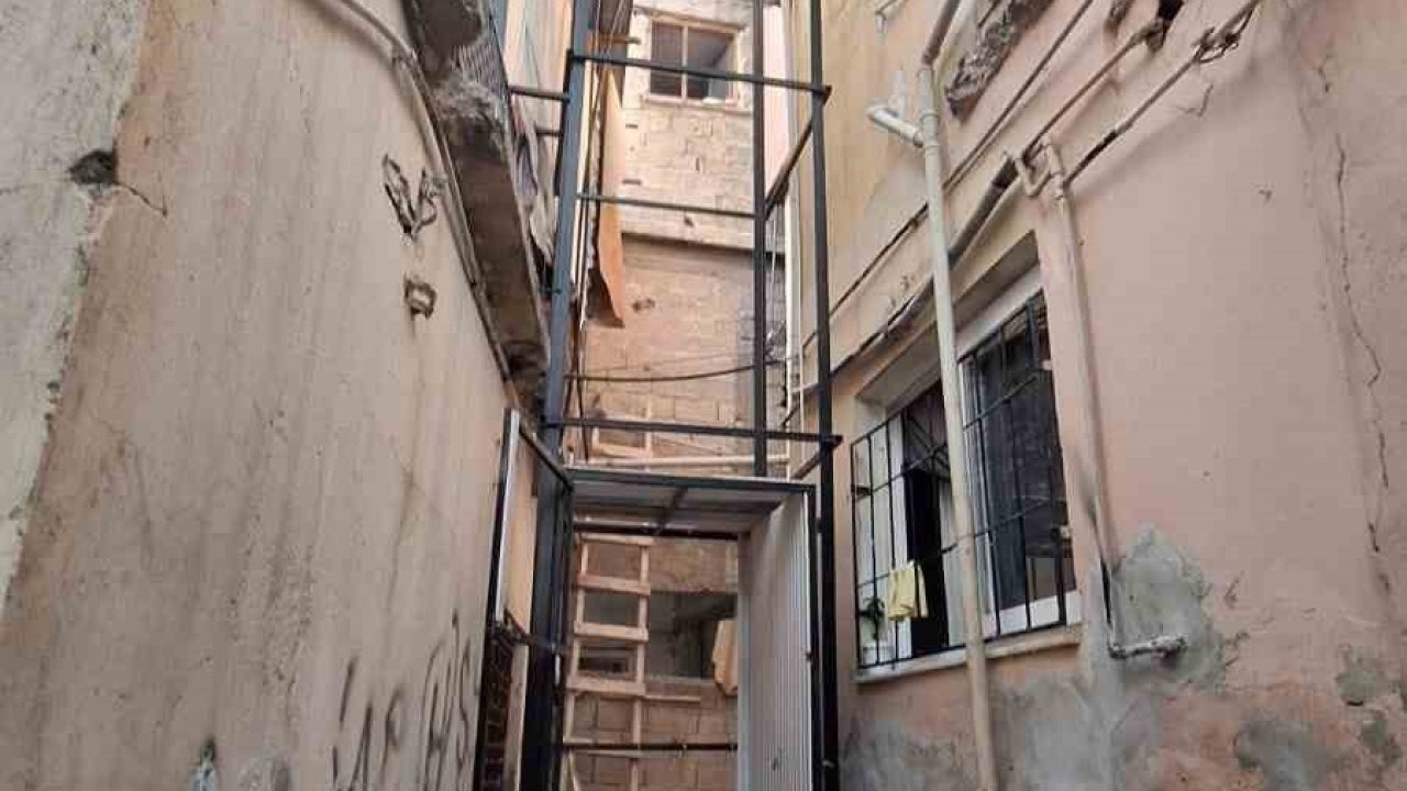 Bina dışına kurulan yük asansörü düştü: 80 yaşındaki kadın hayatını kaybetti