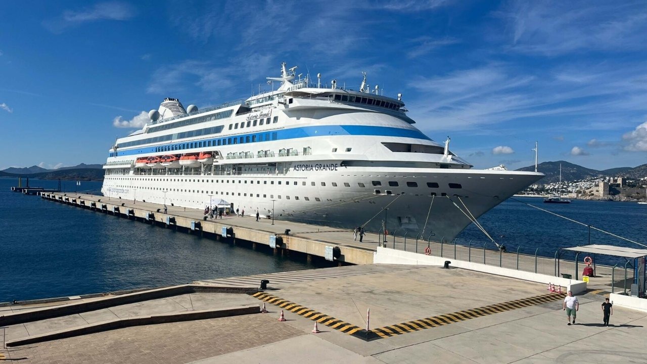 Bodrum&#039;a sezonun son kruvaziyeri 634 turist getirdi