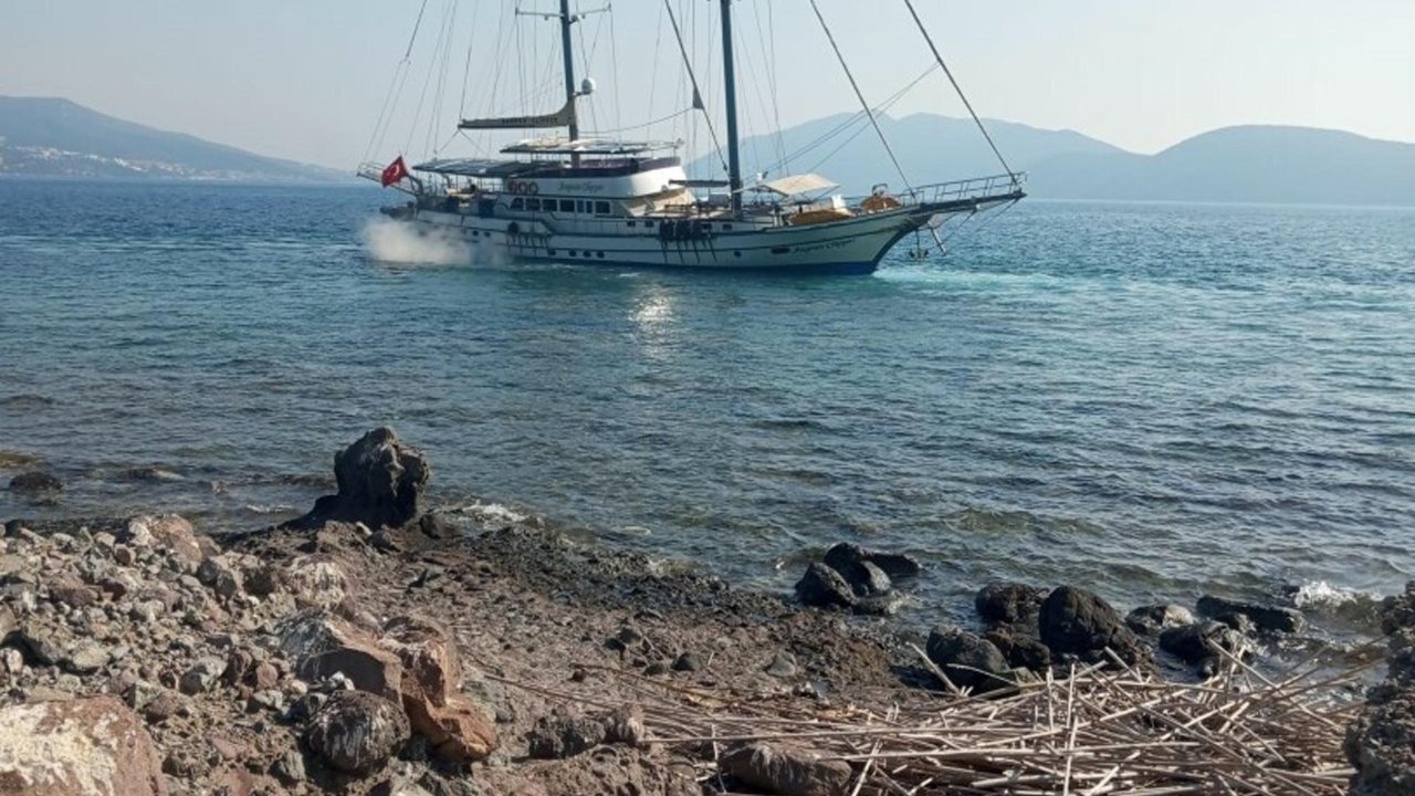 Bodrum&#039;da 41 metre uzunluğundaki yelkenli karaya oturdu