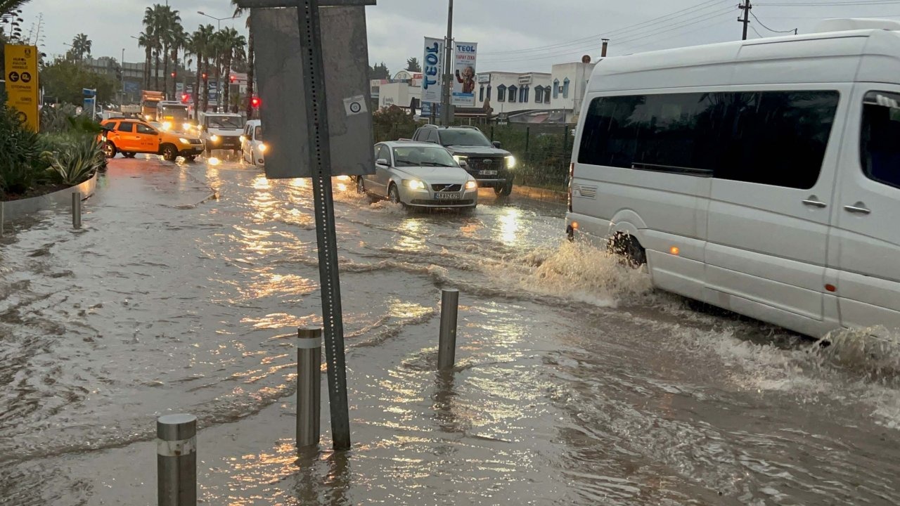 Bodrum&#039;da sağanak; 1 evi su bastı, yollar göle döndü