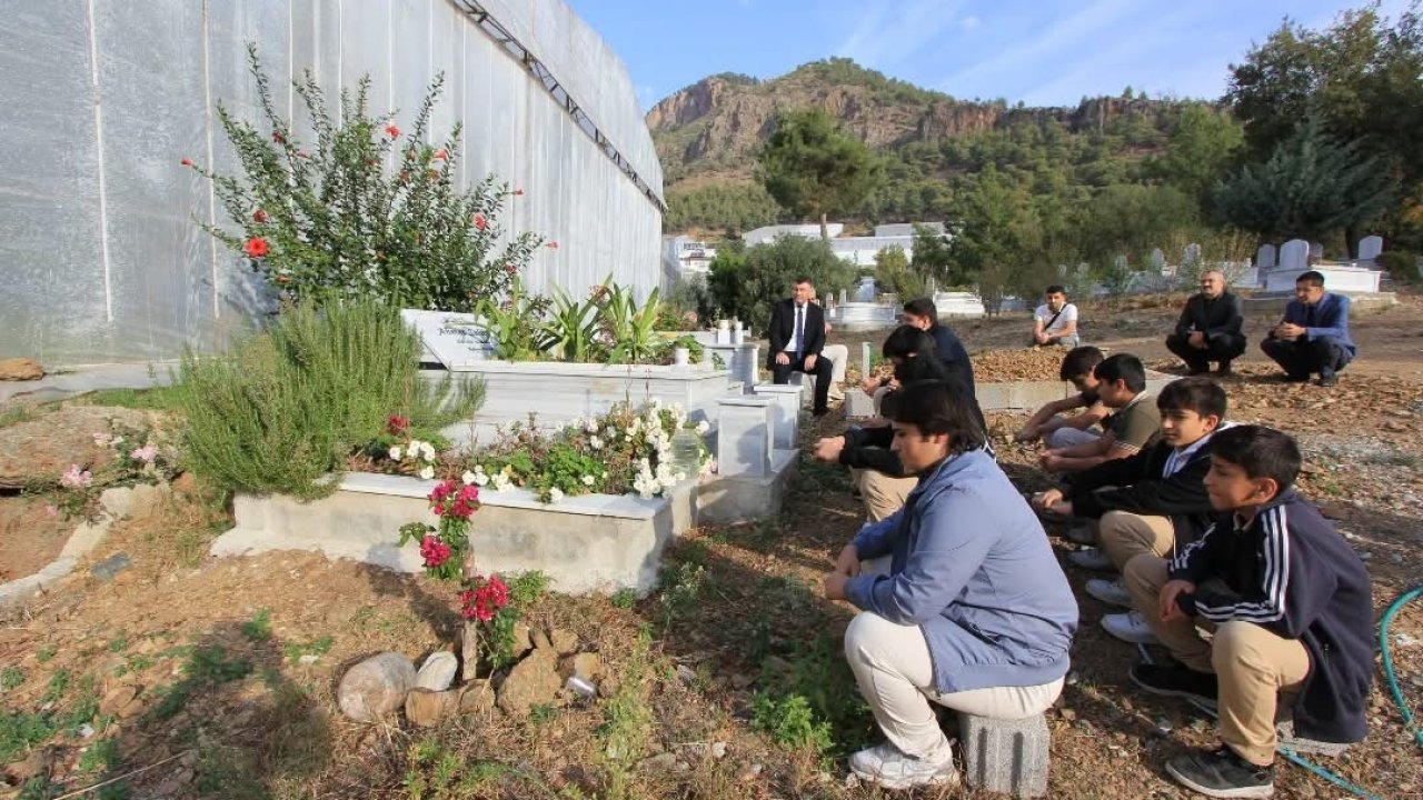 Bozyazı’da vefat eden öğretmen kabri başında anıldı