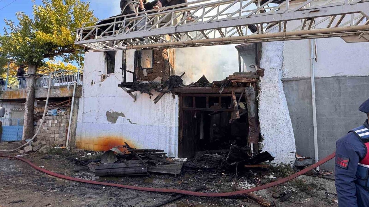 Burdur’da çıkan yangında yaşlı çift hayatını kaybetti