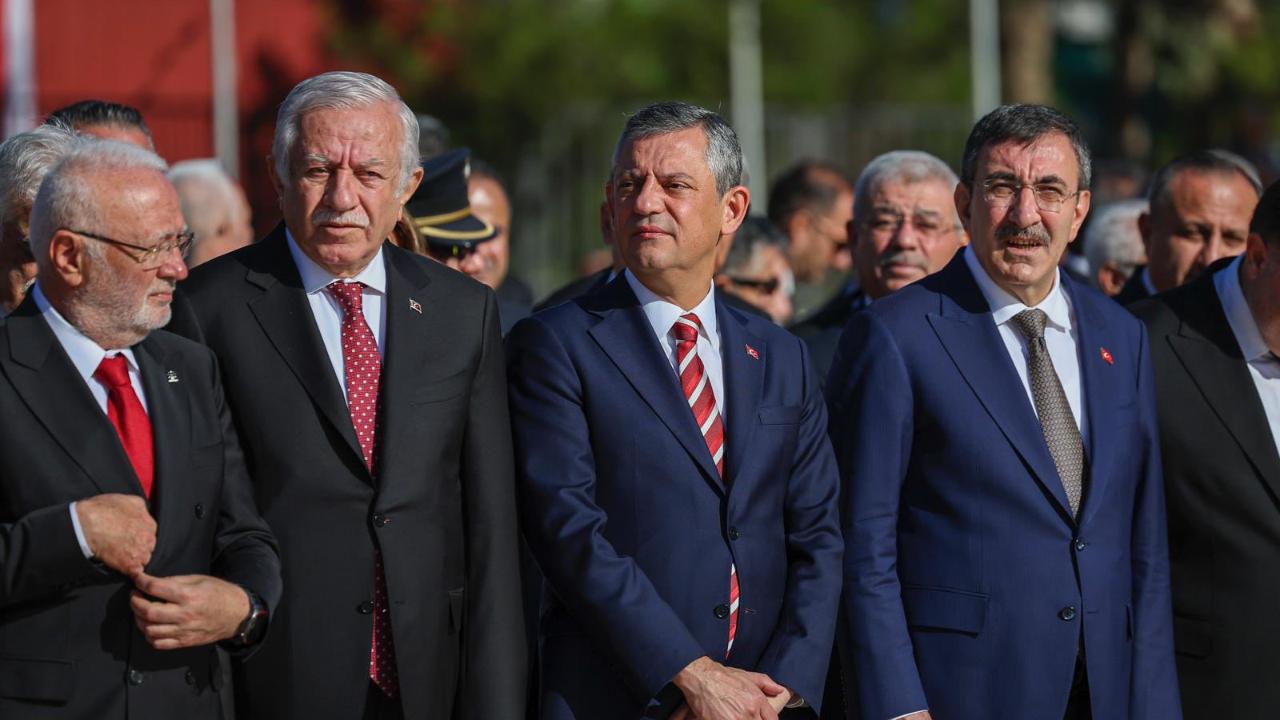 CHP Genel Başkanı Özel, KKTC&#039;de düzenlenen törenlere katıldı