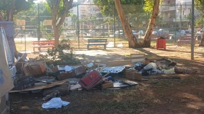 Çöpler mahalleliyi canından bezdirdi!