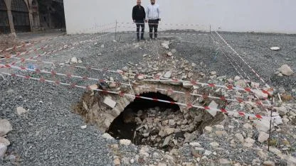 Depremde yıkılan binanın arazisinde yaşanan göçükle tarihi su kanalı ortaya çıktı
