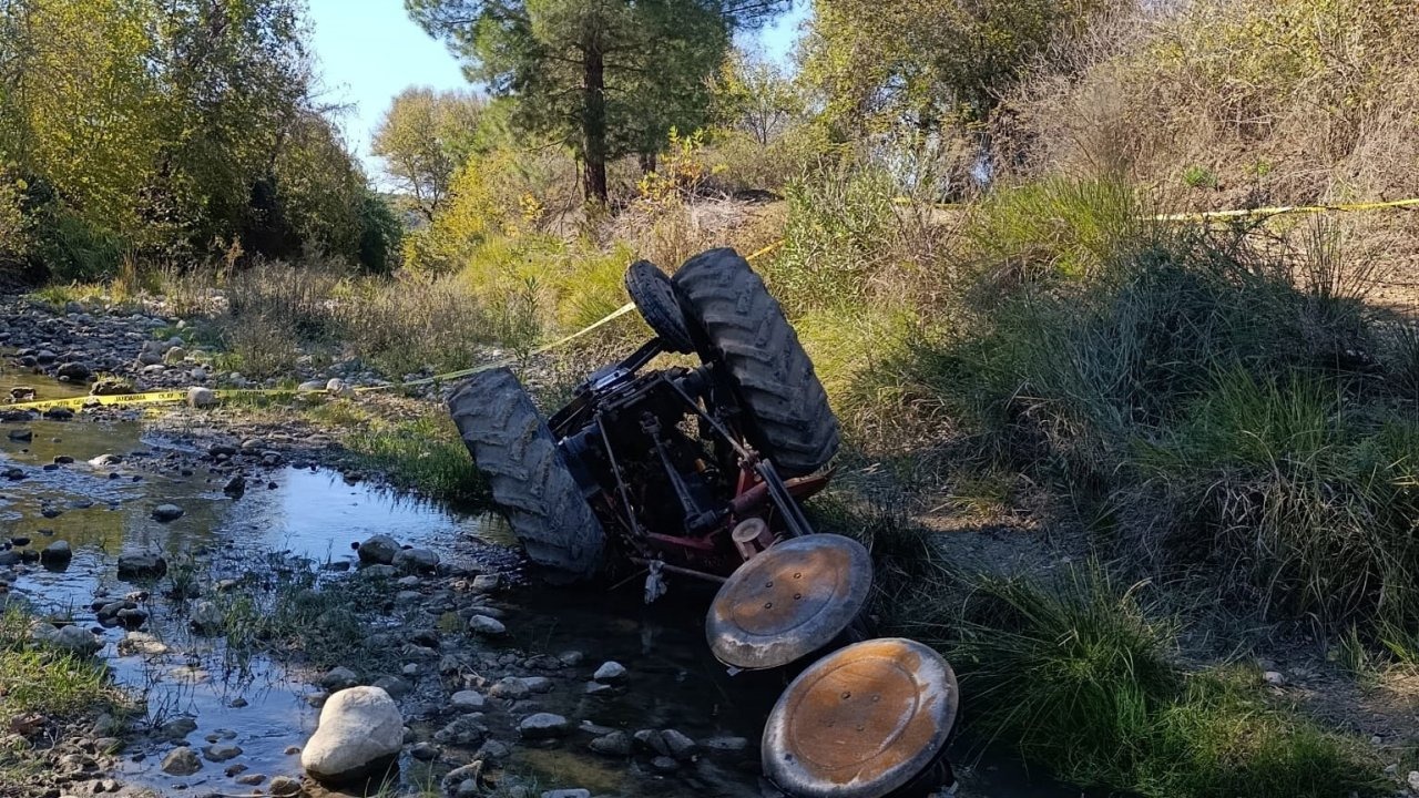 Devrilen traktörün sürücüsü hayatını kaybetti